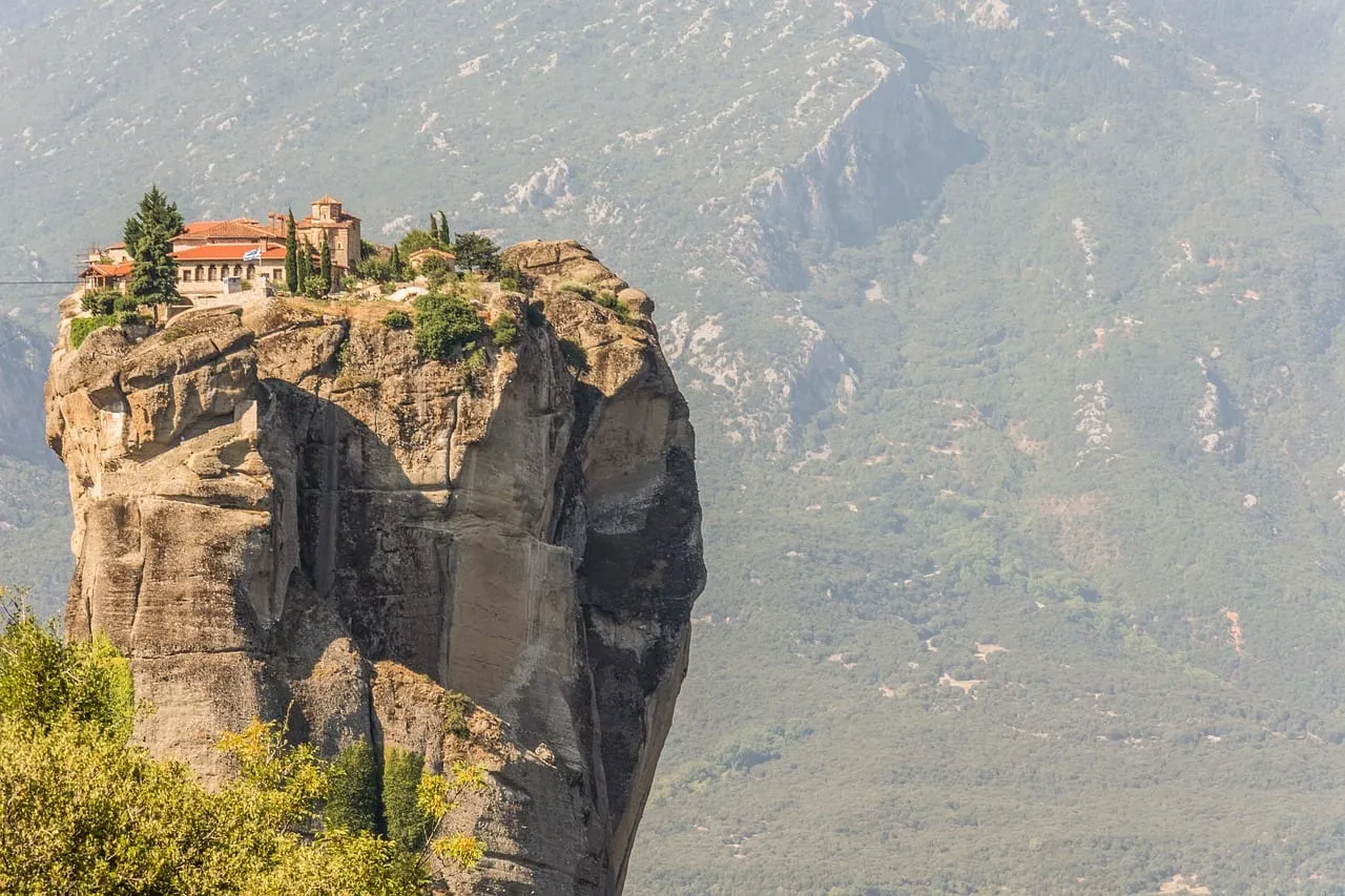 Un petit monastère sur une tour rocheuse à pic au-dessus de la vallée