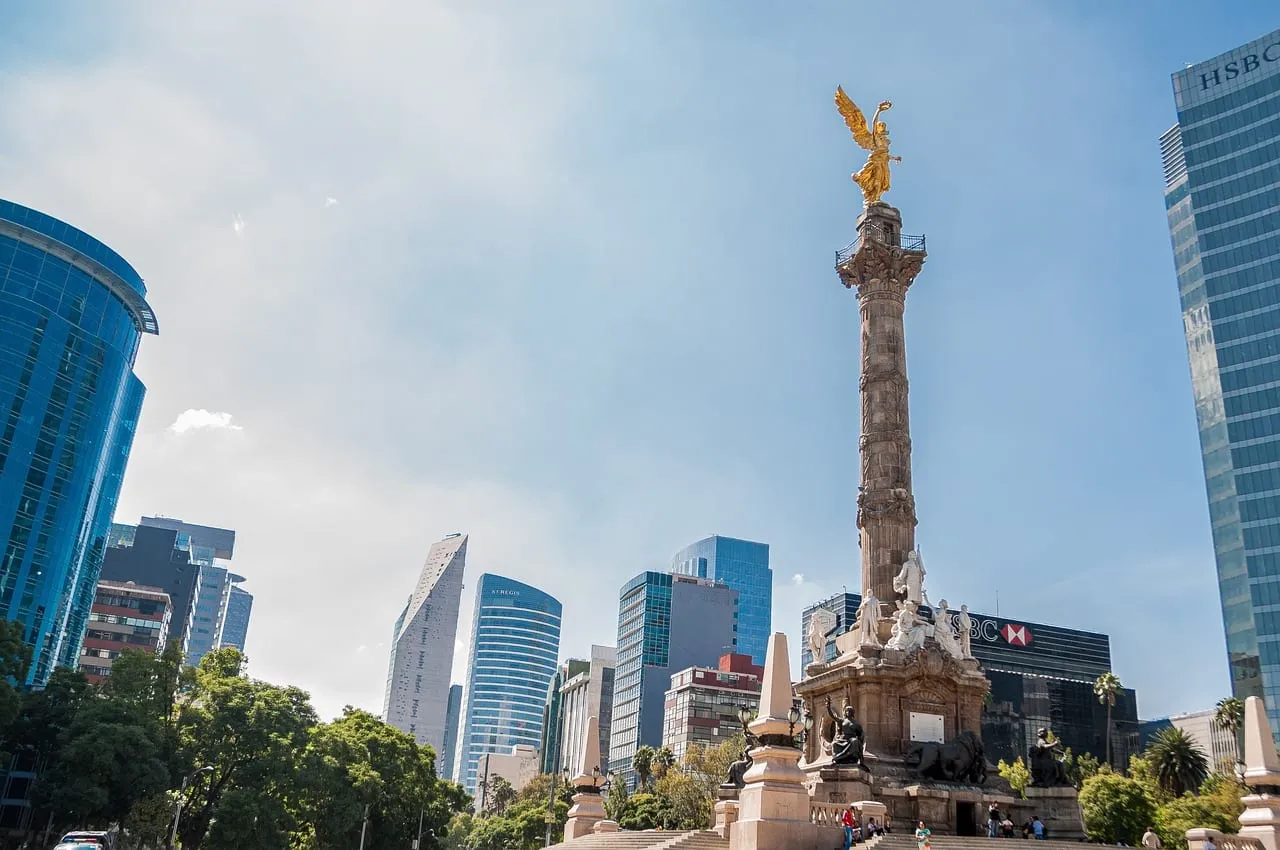 L’Ange de l’Indépendance sur le Paseo de la Reforma, sur fond de tours de bureaux