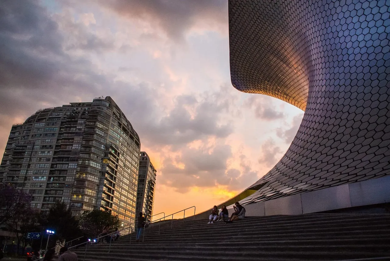 La façade courbe du musée Soumaya au coucher du soleil
