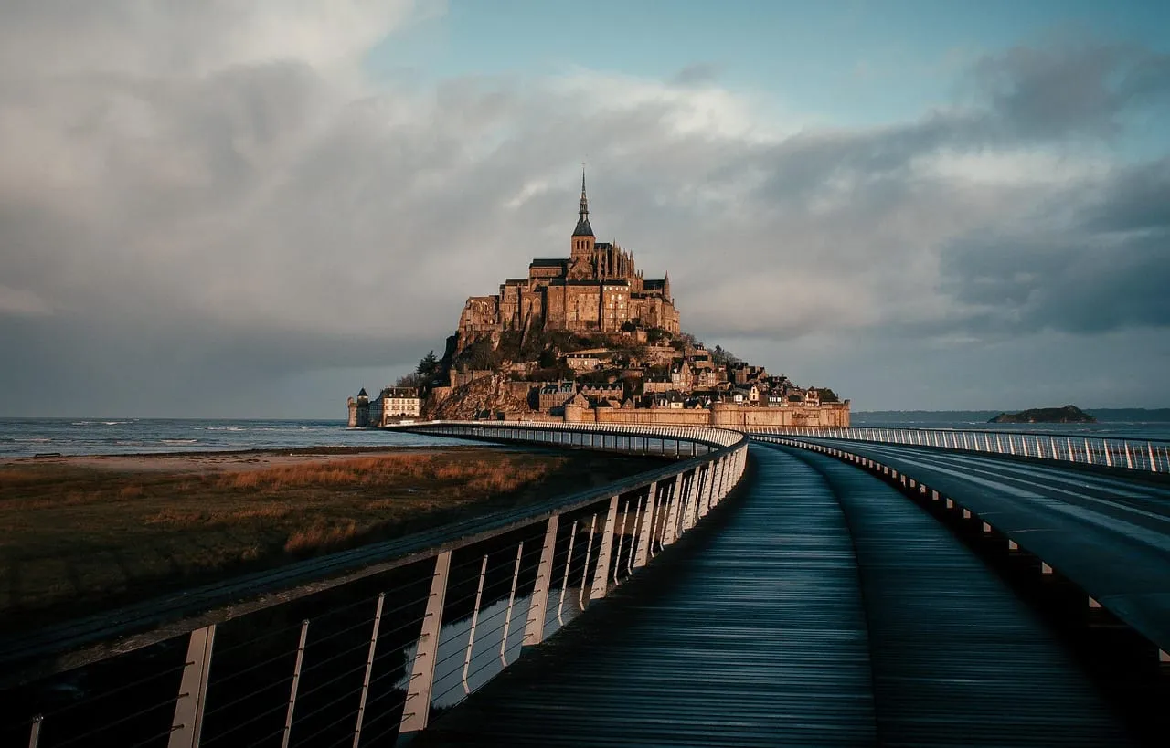 La passerelle qui traverse la baie vers le Mont