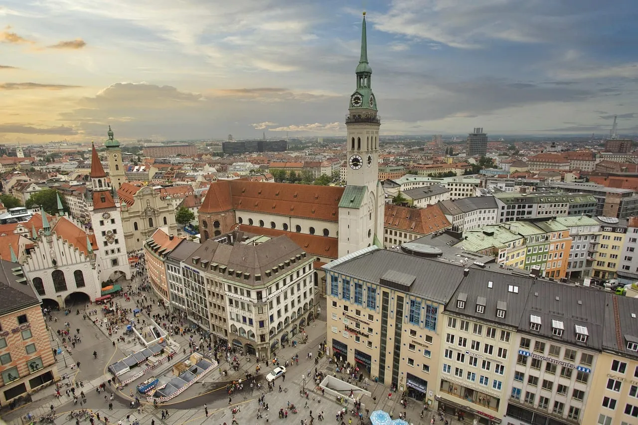 La Marienplatz et l’ancien hôtel de ville vus du clocher de l’église Saint-Pierre
