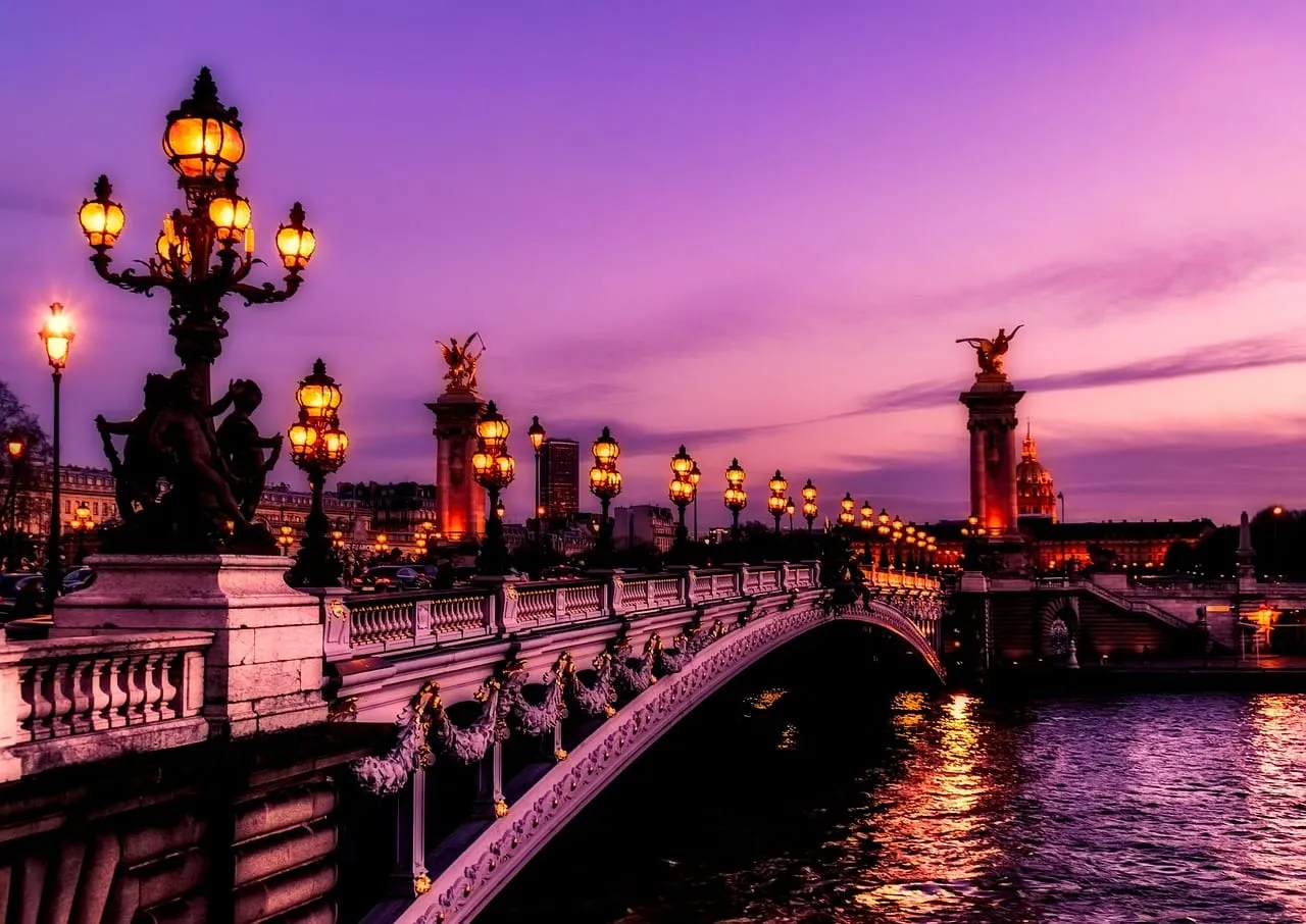 Le pont Alexandre-III et ses lampadaires dorés au-dessus de la Seine au crépuscule