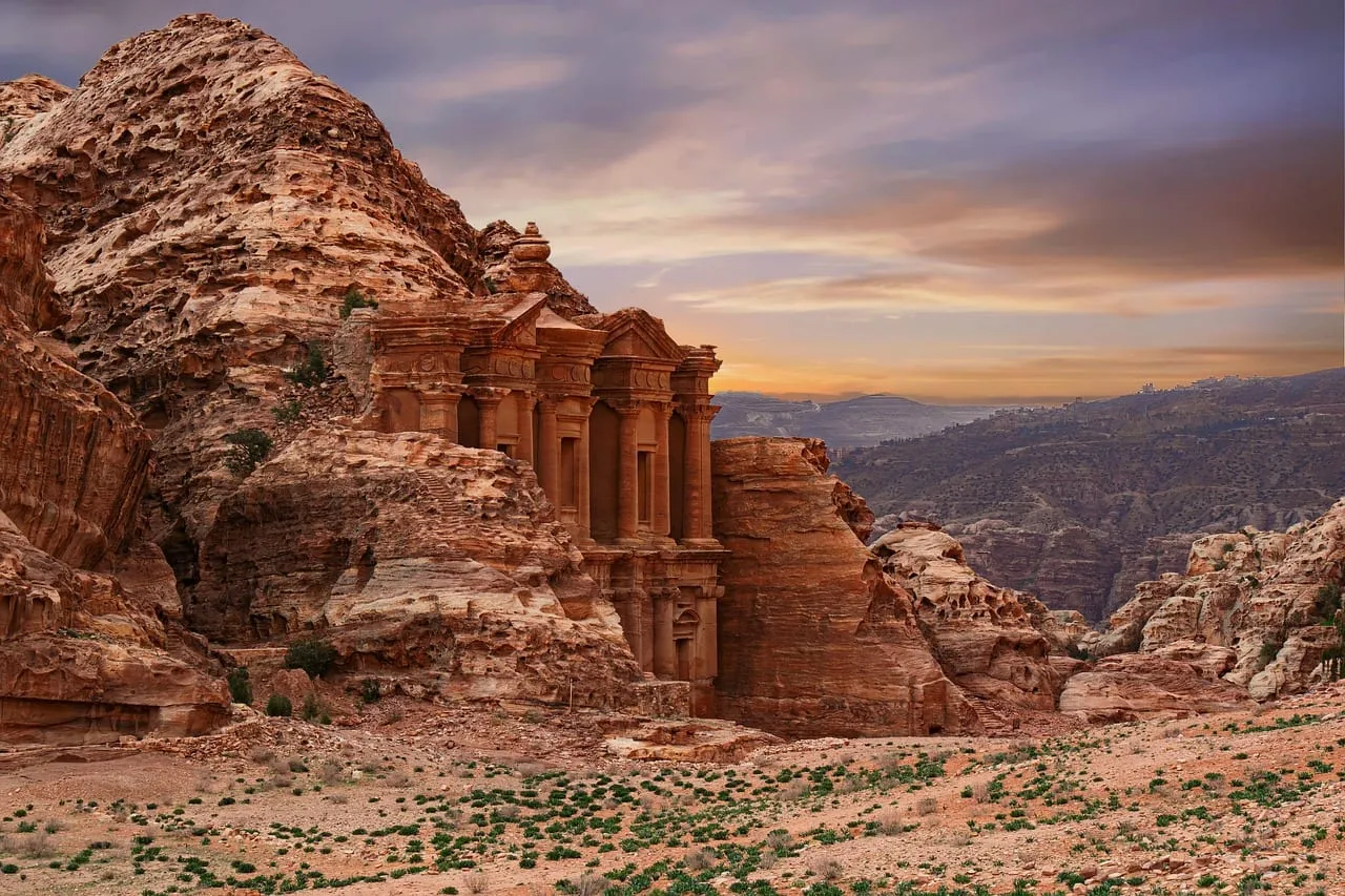 Le Monastère (Ad Deir) taillé dans la montagne au coucher du soleil