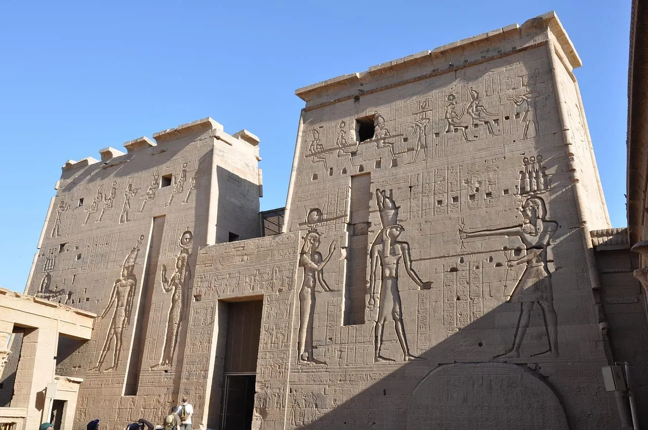 Le premier pylône du temple d’Isis avec ses reliefs sculptés