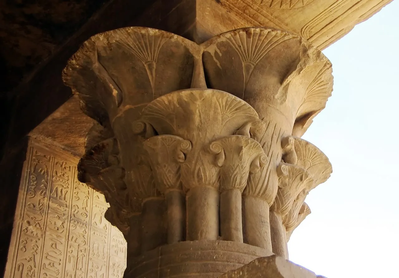 Chapiteaux floraux sculptés dans le temple