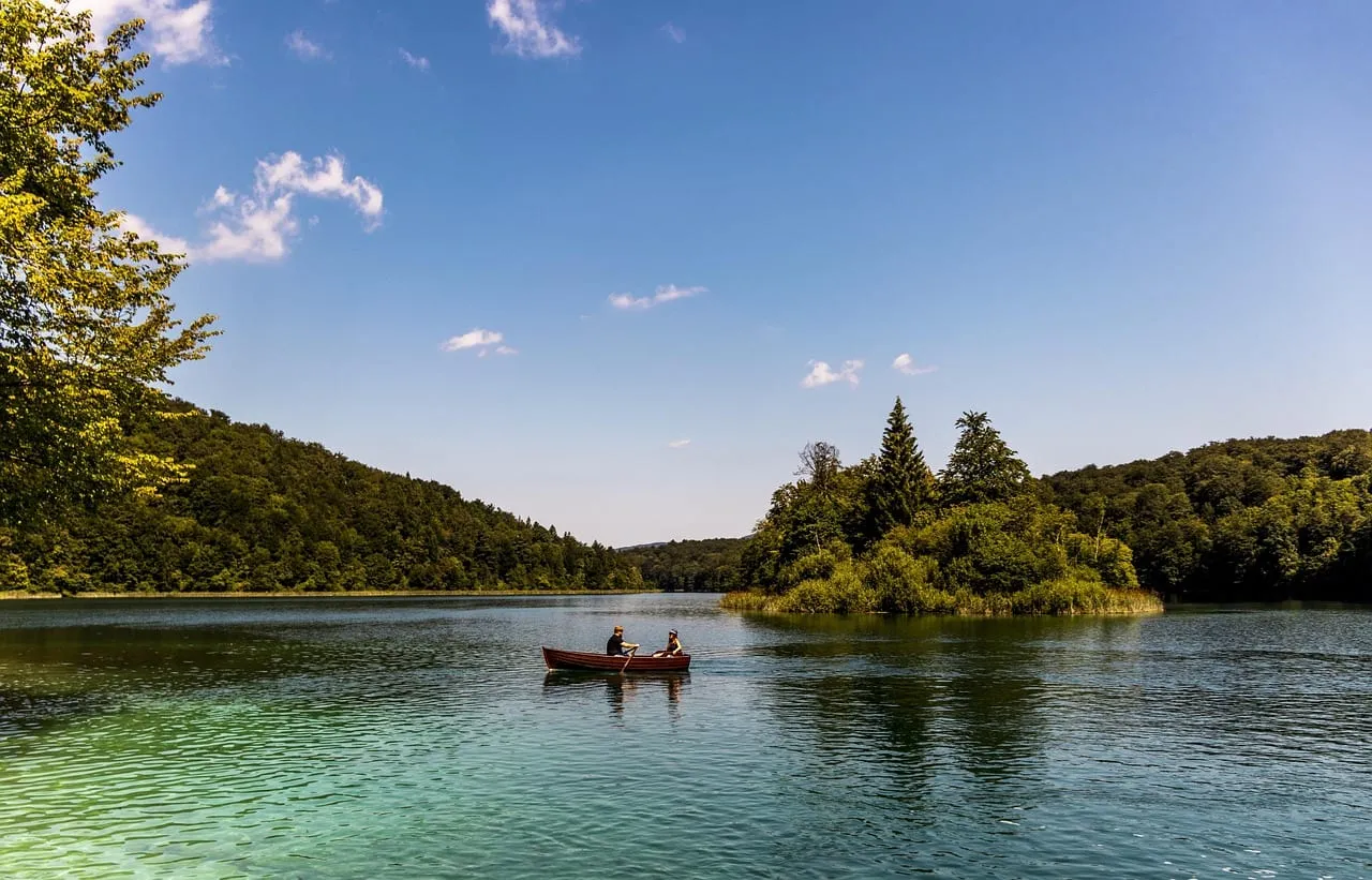 Un bateau sur l’un des lacs supérieurs