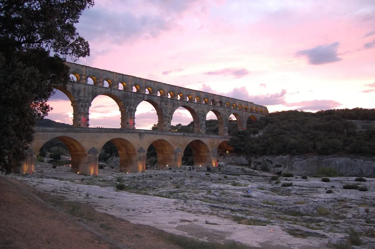 L’aqueduc au crépuscule sous un ciel rose