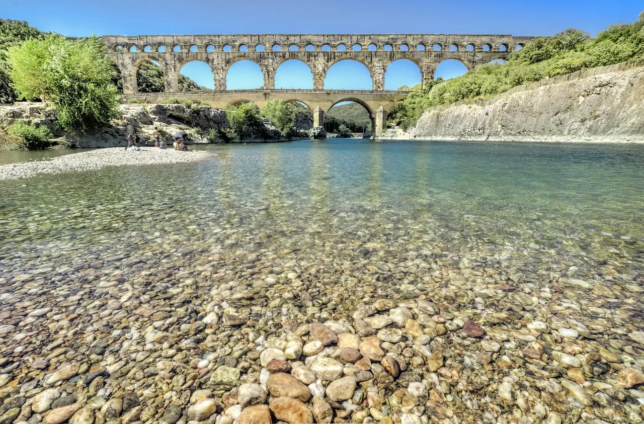 Le Gardon clair et peu profond, avec le pont au loin
