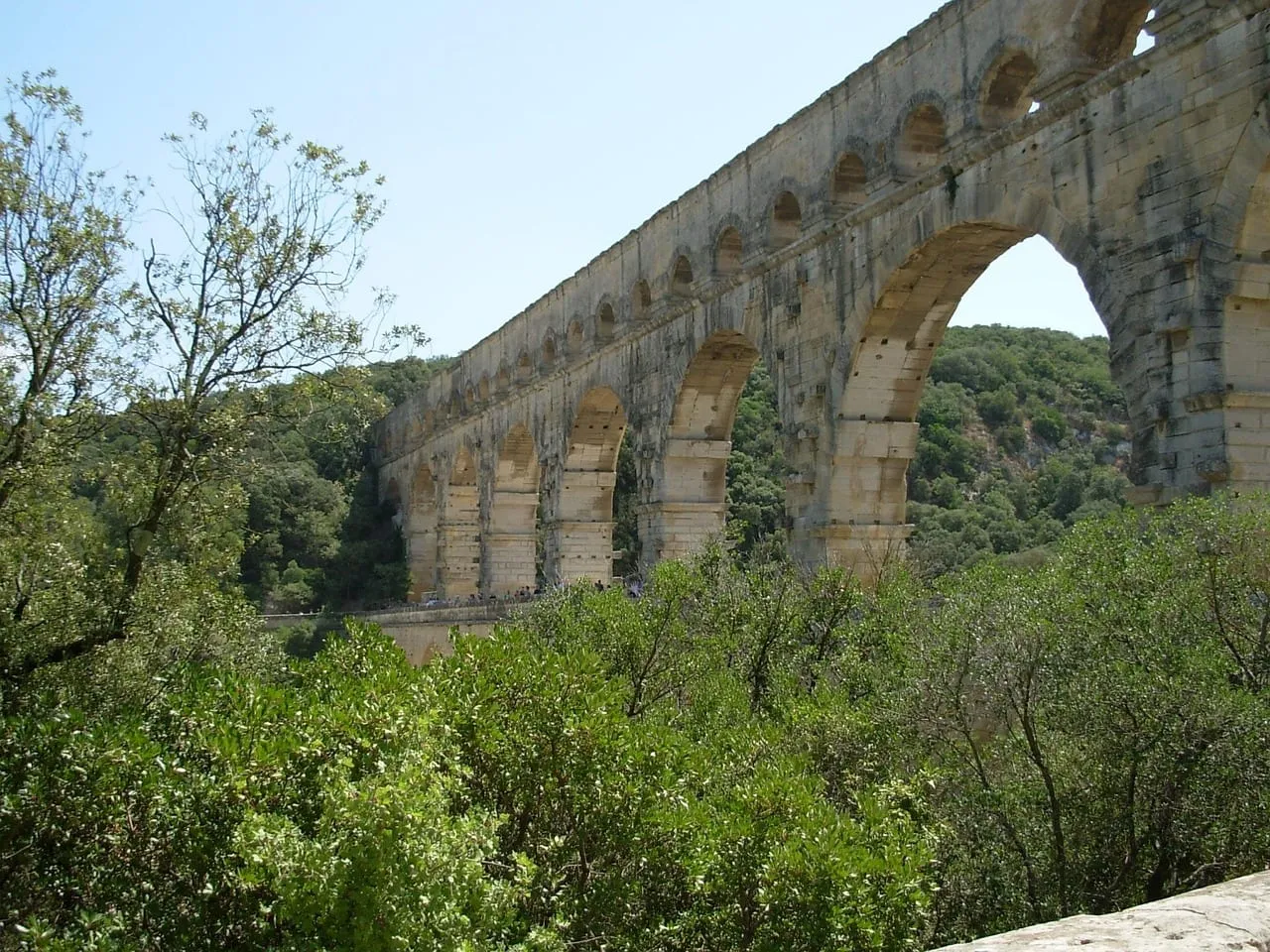 Les arches des niveaux supérieurs vues d’en bas, entre les arbres