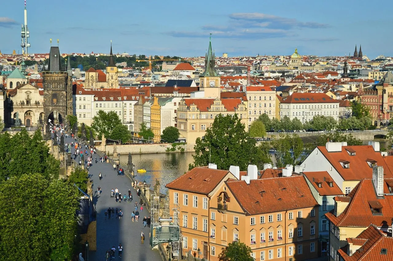 Le pont Charles et Malá Strana vus depuis la tour du pont de la Vieille Ville