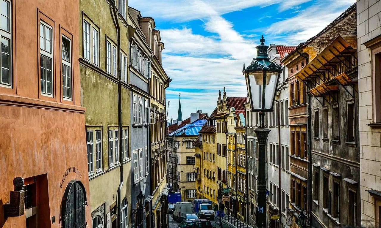 Une rue étroite bordée de maisons anciennes et un réverbère dans la Vieille Ville de Prague