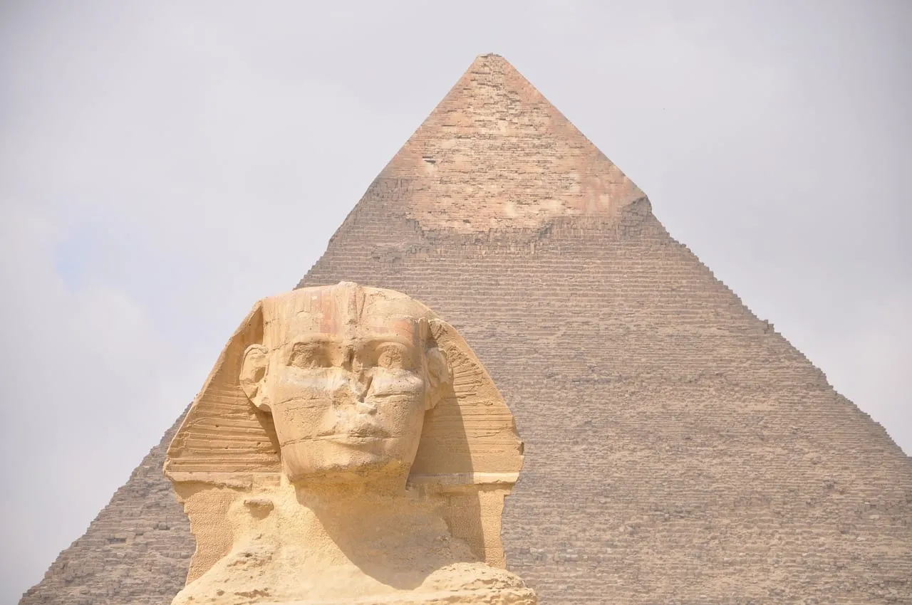 Le Grand Sphinx devant une pyramide