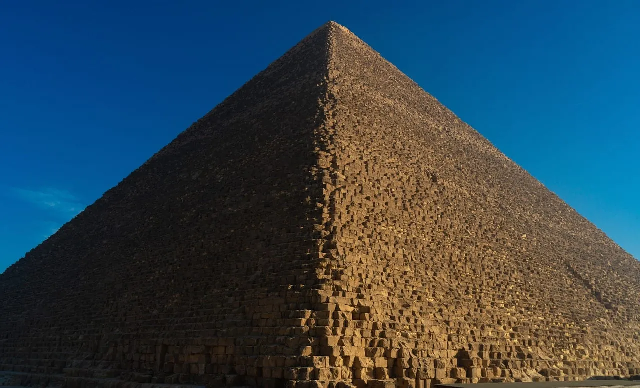 La face en gradins d’une pyramide sur fond de ciel d’un bleu profond