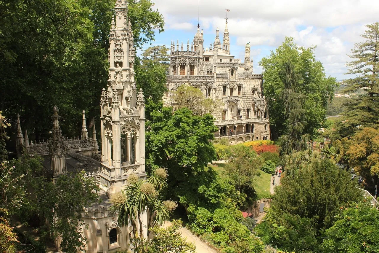 Le palais et sa chapelle parmi les arbres du jardin