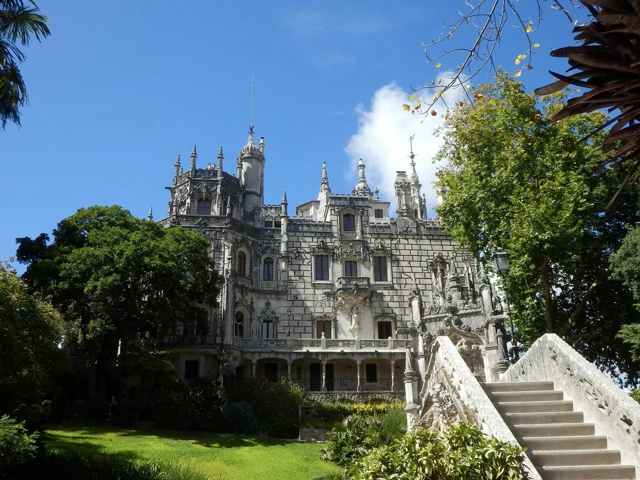 La façade grise ouvragée du palais au-dessus d’un escalier