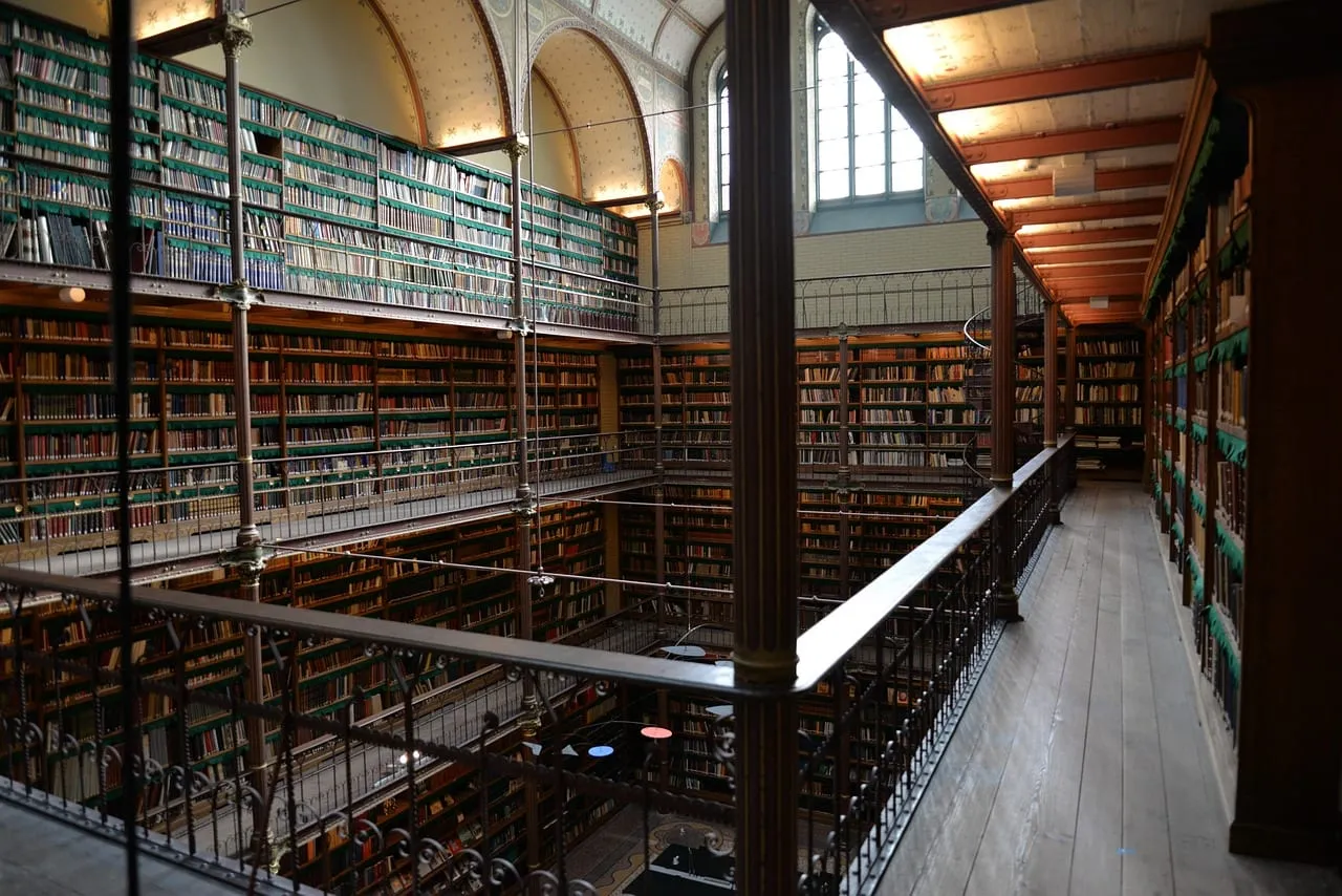 La bibliothèque à l’intérieur du musée