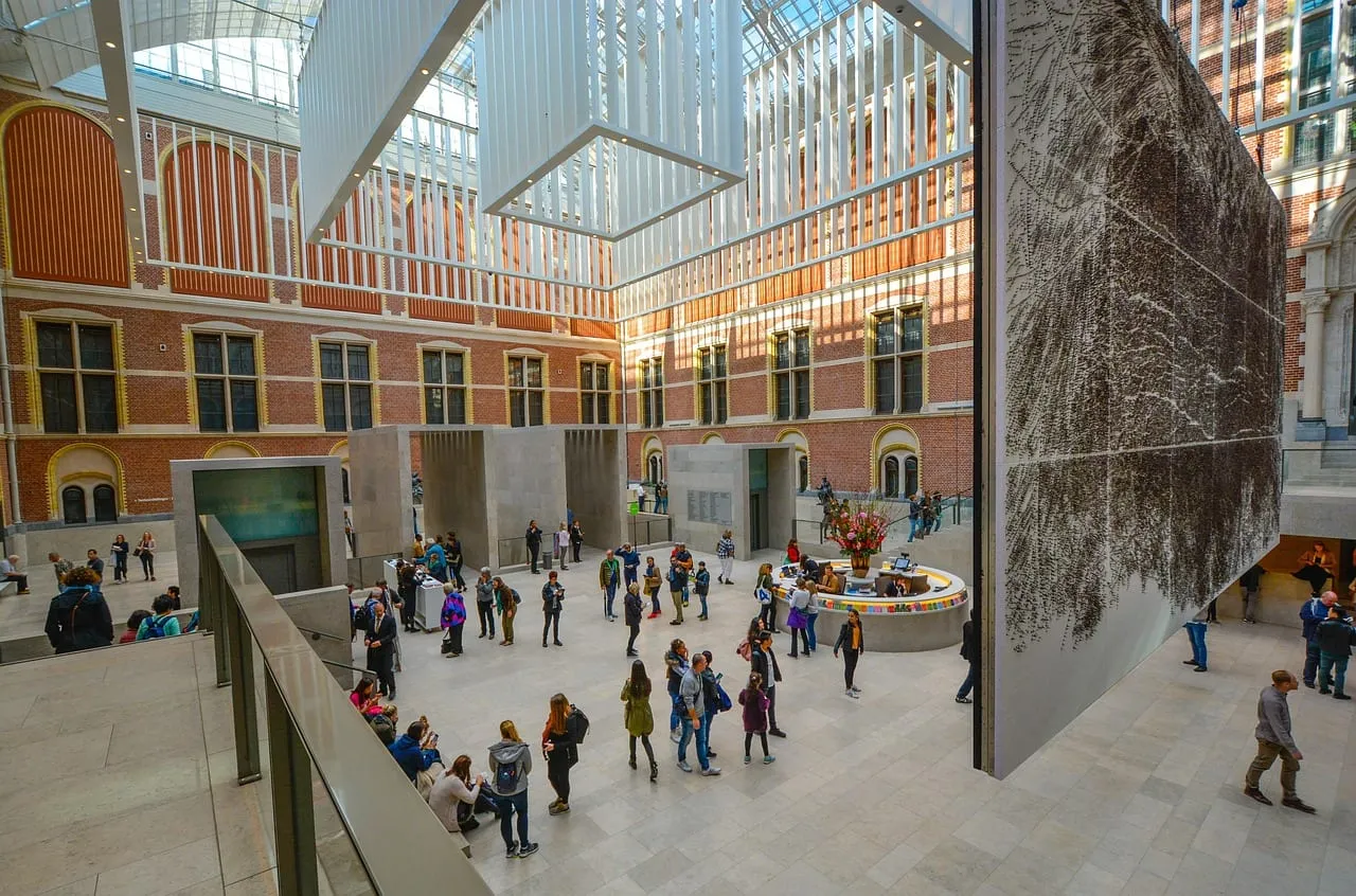 L’atrium avec des visiteurs