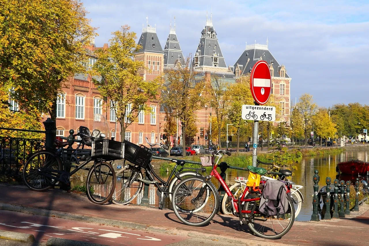 Le musée vu de l’autre côté d’un canal, avec des vélos