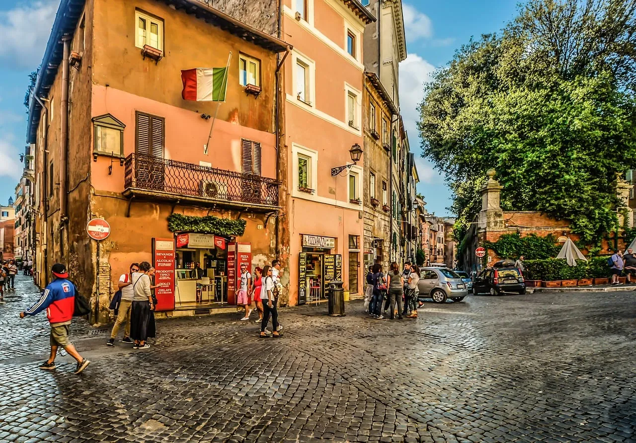 Un coin de rue du Trastevere avec ses maisons ocre et un café