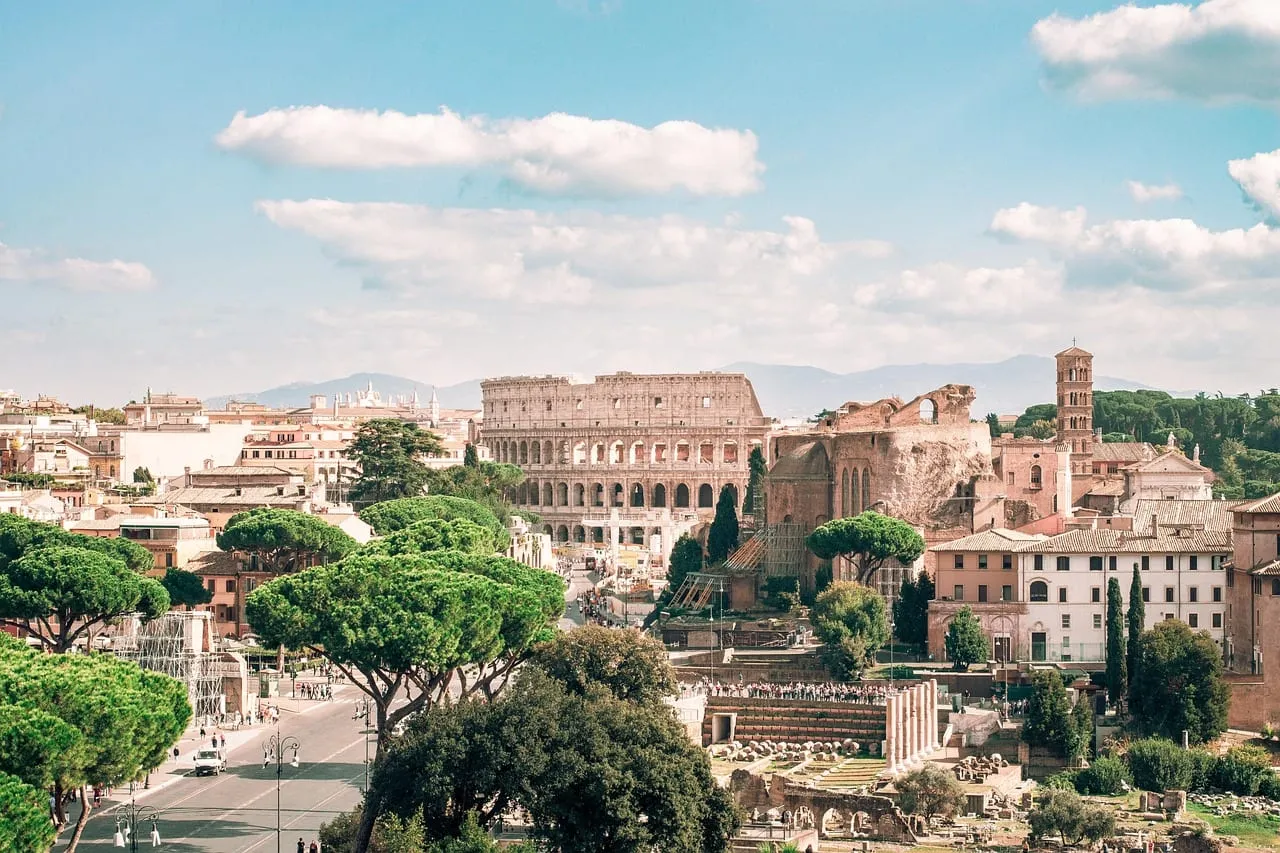 Le Colisée et le Forum romain vus par-delà les pins