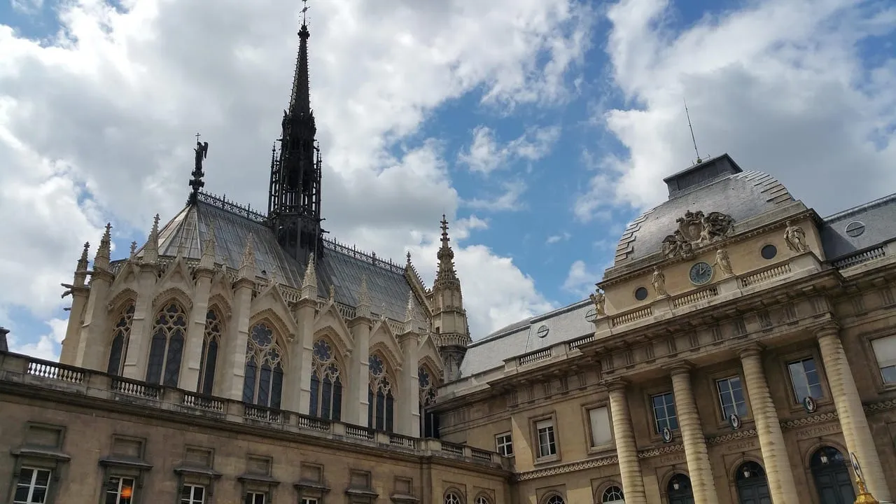 La flèche de la chapelle s’élevant au-dessus de la cour du palais de Justice