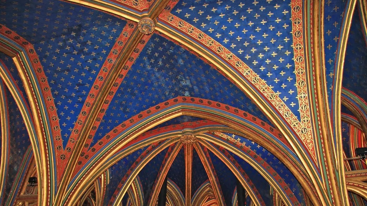 La voûte bleue de la chapelle basse, peinte de fleurs de lys d’or