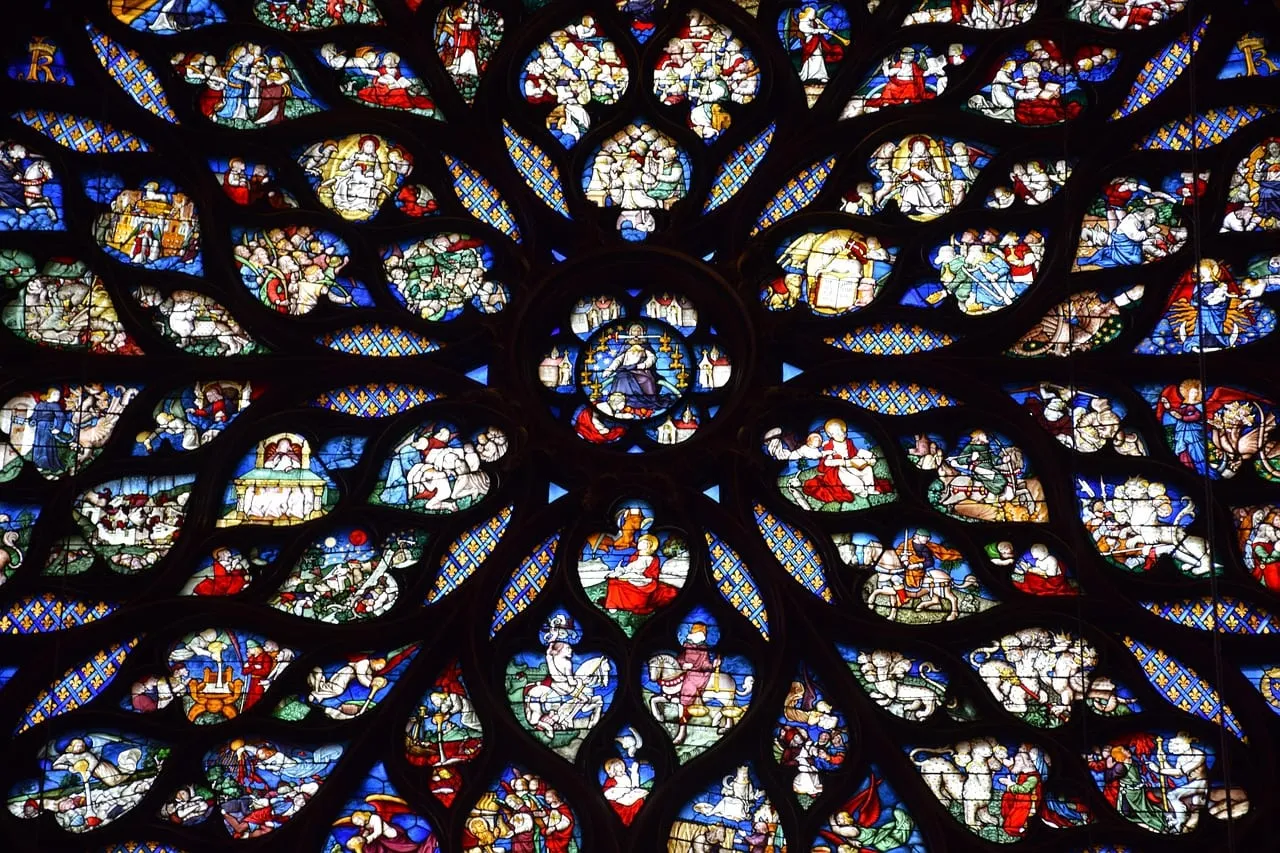 La rosace et ses nombreuses petites scènes de vitrail