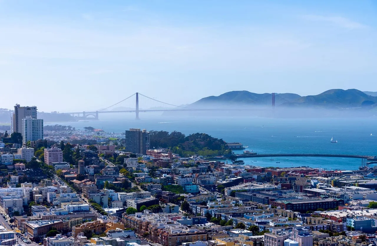 Maisons sur une colline de San Francisco, le Golden Gate Bridge dans le brouillard en arrière-plan
