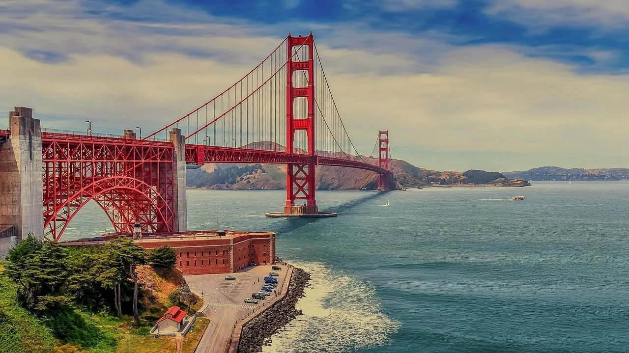 Le Golden Gate Bridge au-dessus de Fort Point
