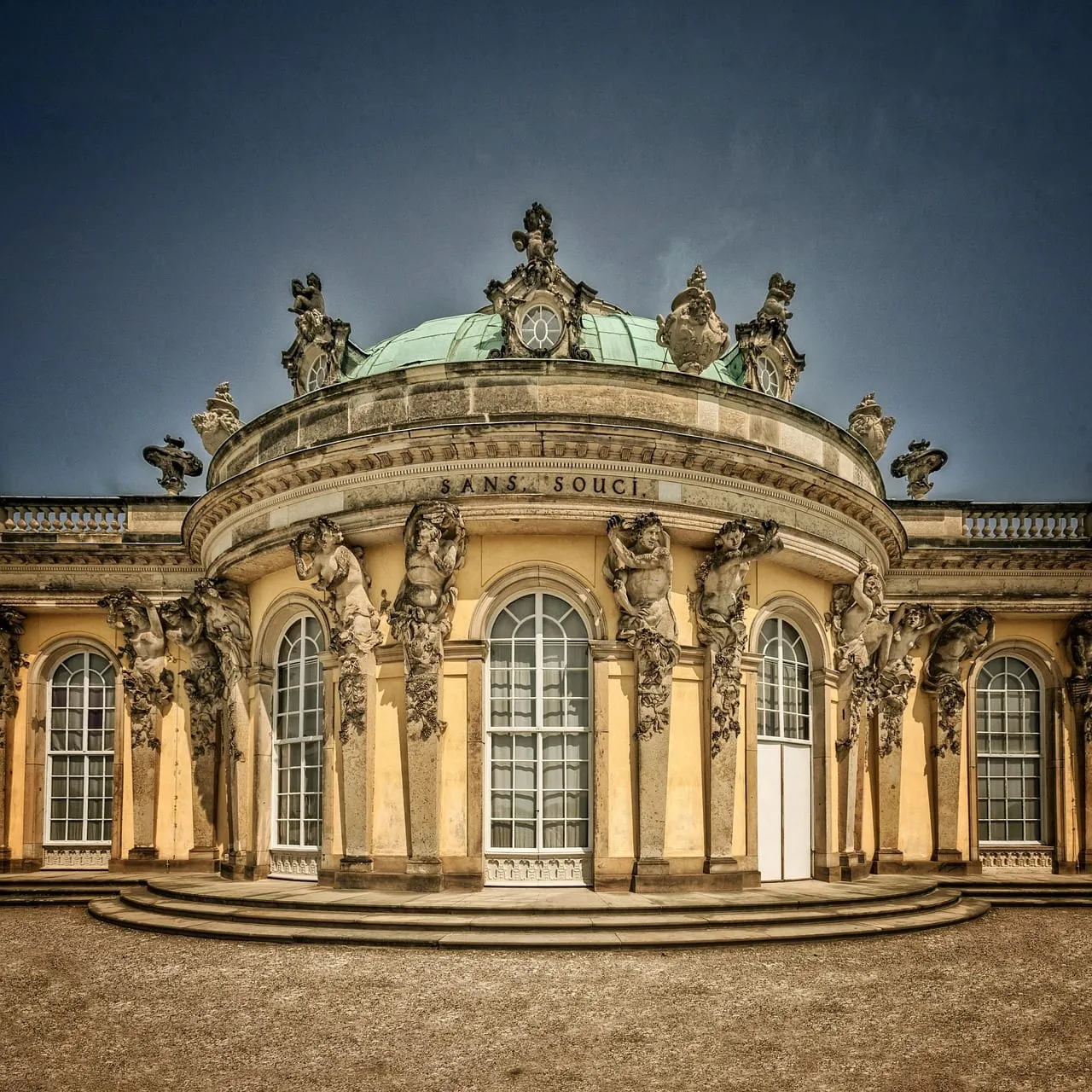 La coupole du château et l’inscription « Sans Souci » au-dessus des fenêtres