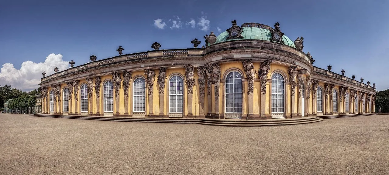 La façade jaune du château de Sanssouci côté jardin