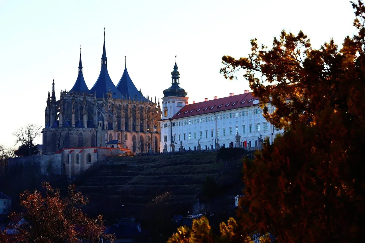 L’église Sainte-Barbe et le collège des jésuites sur la colline à Kutná Hora
