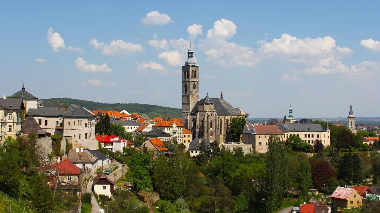 Les toits de Kutná Hora avec la tour de l’église Saint-Jacques