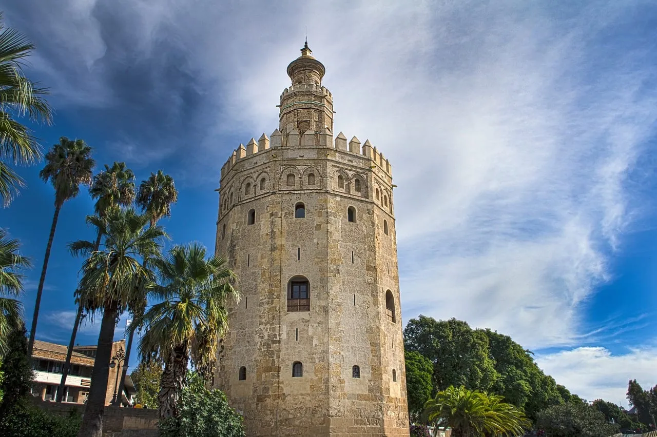 La Torre del Oro au bord du Guadalquivir, encadrée de palmiers