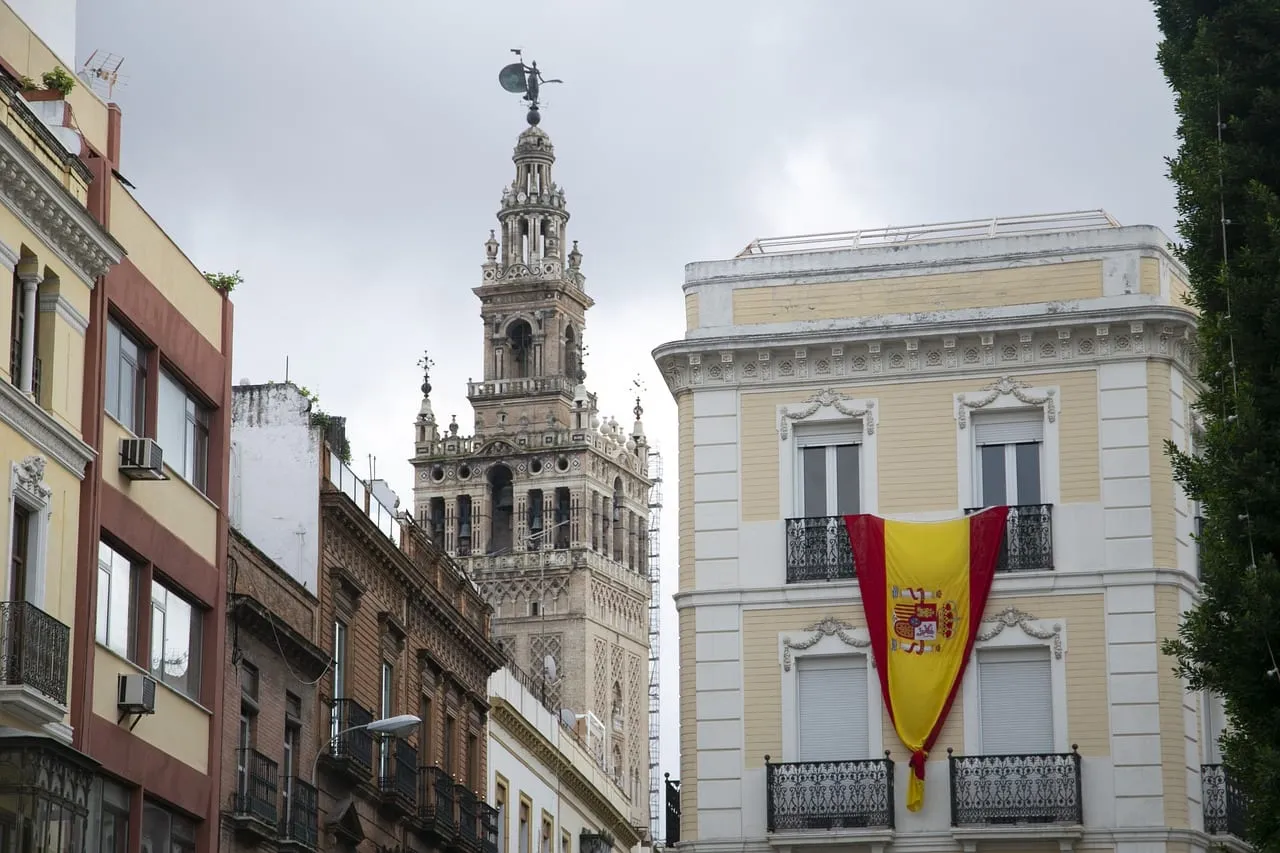 La Giralda dominant une rue de la vieille ville