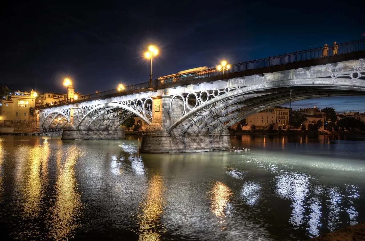 Le pont Isabel II vers Triana, illuminé la nuit au-dessus du Guadalquivir
