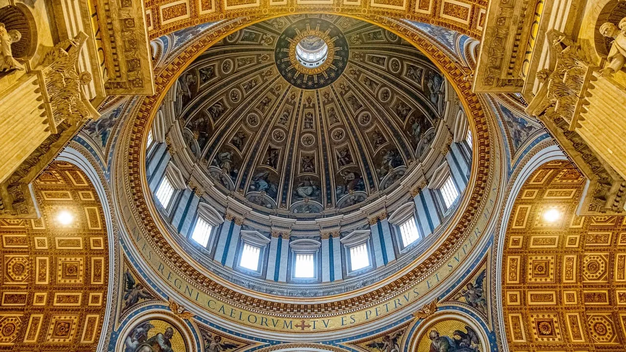La coupole dorée vue depuis le sol de la basilique