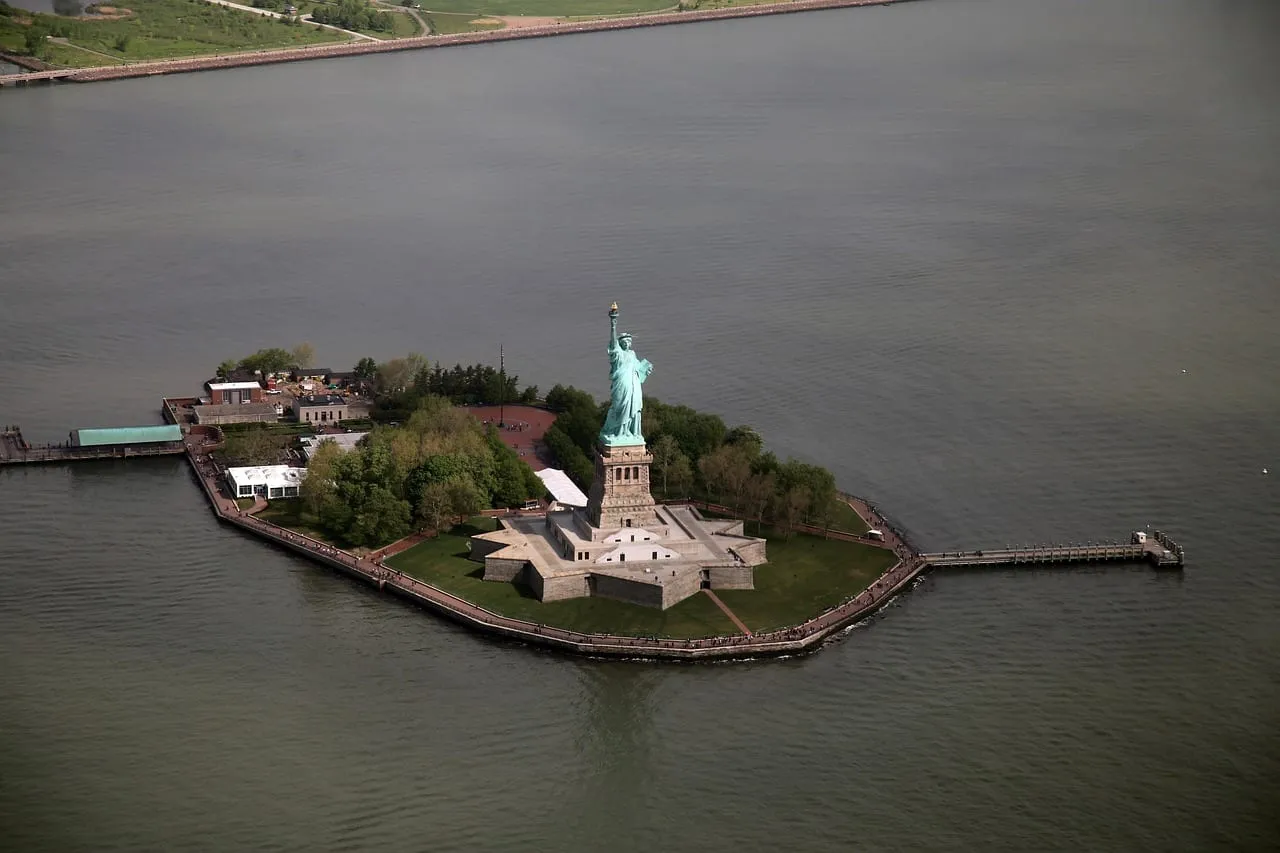 Liberty Island vue du ciel, avec la statue sur son socle en forme d’étoile
