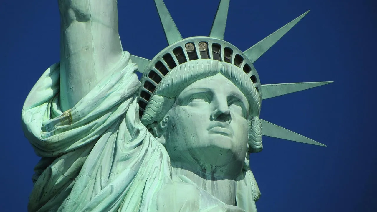 Le visage et la couronne de la statue sur fond de ciel bleu