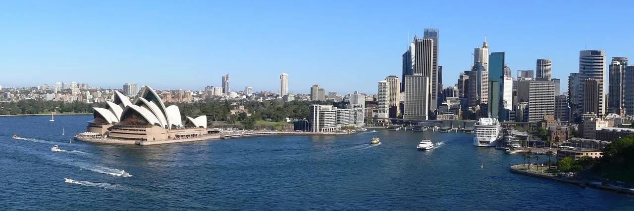 Circular Quay, l’Opéra et les tours de la ville vus du port
