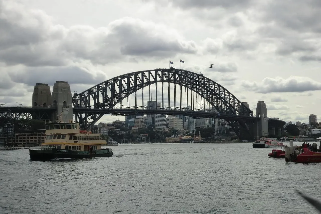 Le Harbour Bridge et des ferries traversant le port