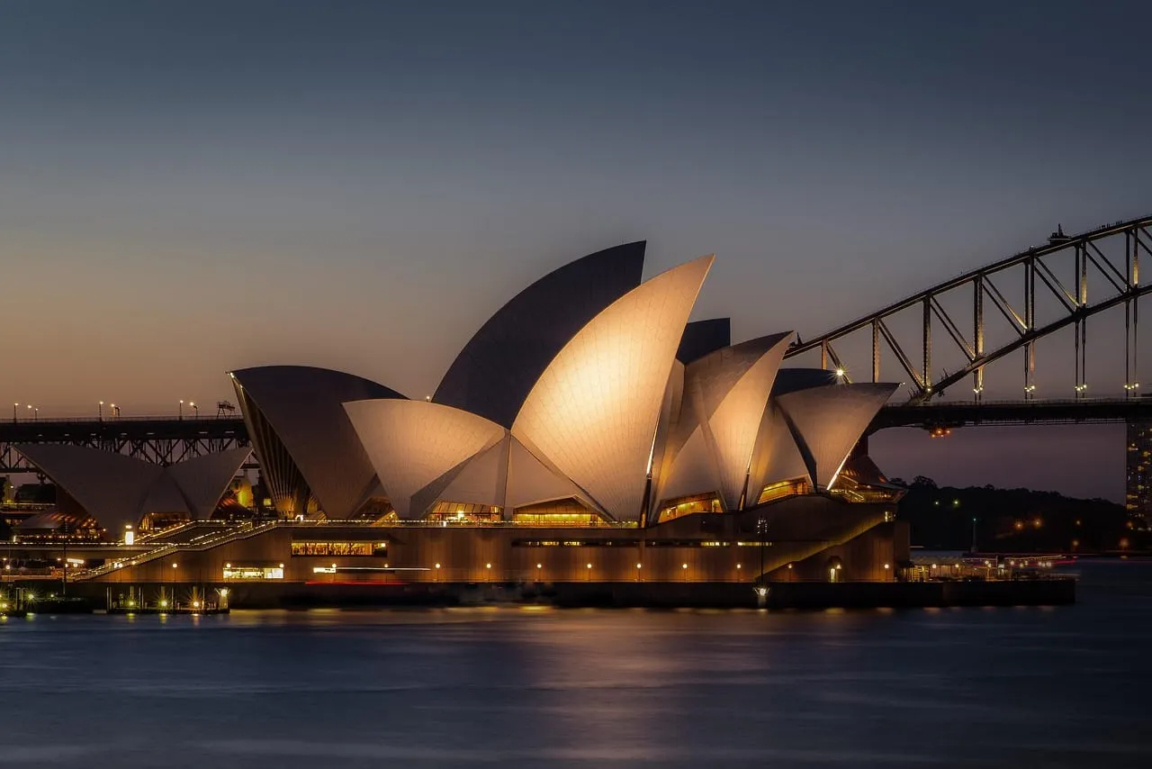 L’Opéra illuminé au crépuscule, le Harbour Bridge en arrière-plan