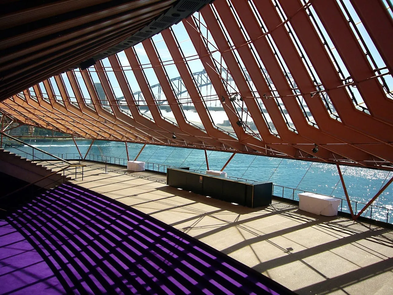 La baie vue à travers la paroi de verre du foyer de l’Opéra