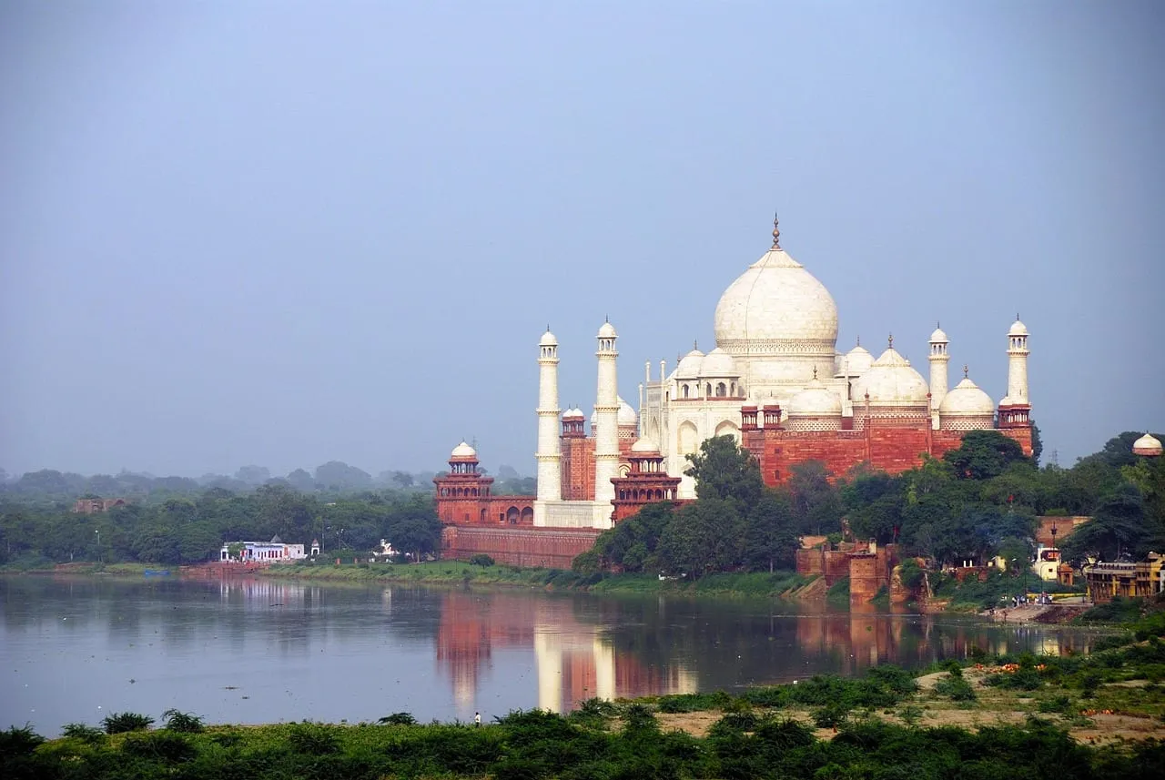 Le Taj Mahal de l’autre côté de la Yamuna, avec sa mosquée de grès rouge