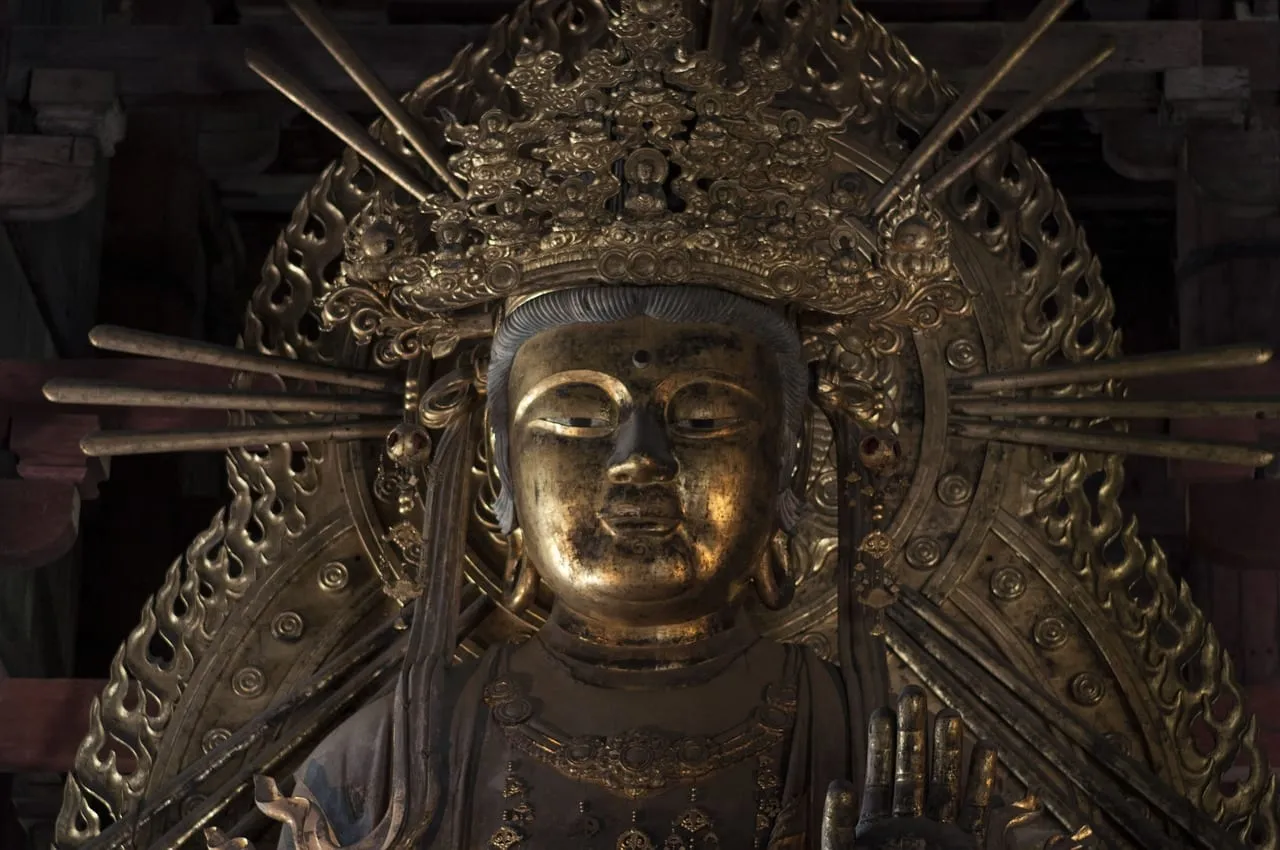 Une statue bouddhique dorée à l’intérieur du temple