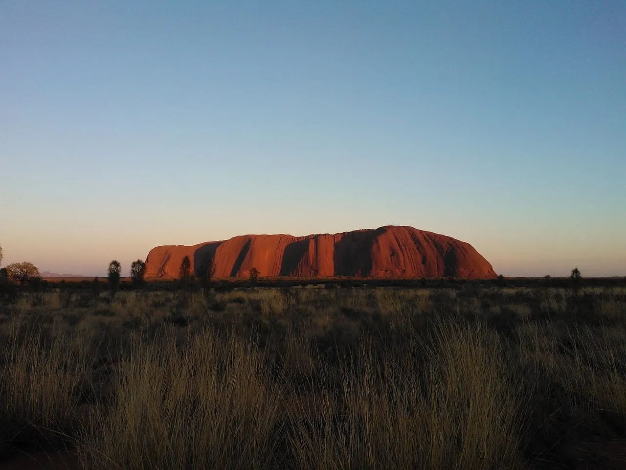 L’Uluru en silhouette au crépuscule