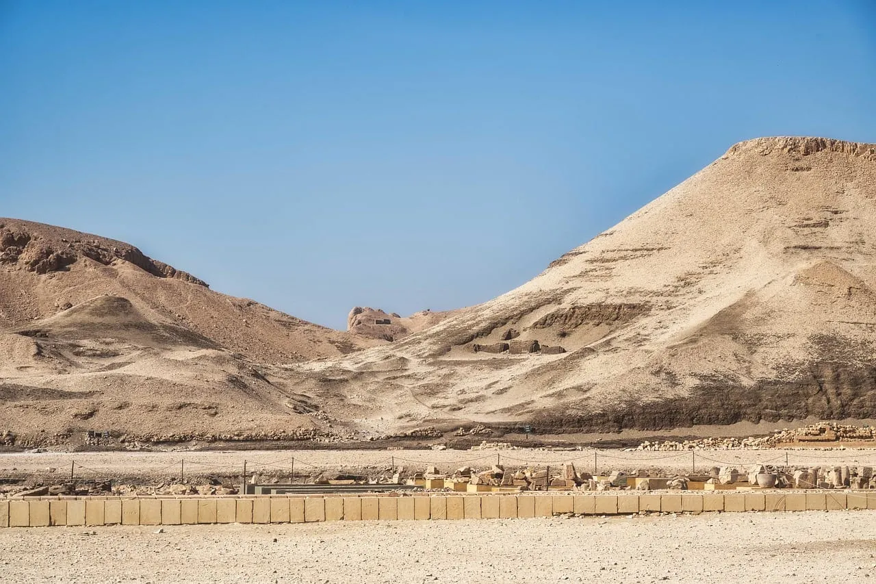 Une vallée désertique nue sous un sommet en forme de pyramide