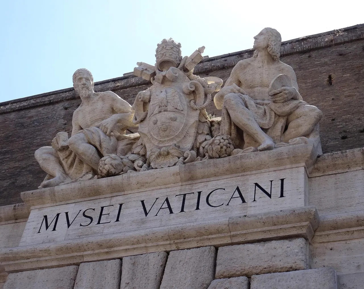 Sculptures au-dessus de l’entrée des Musées du Vatican