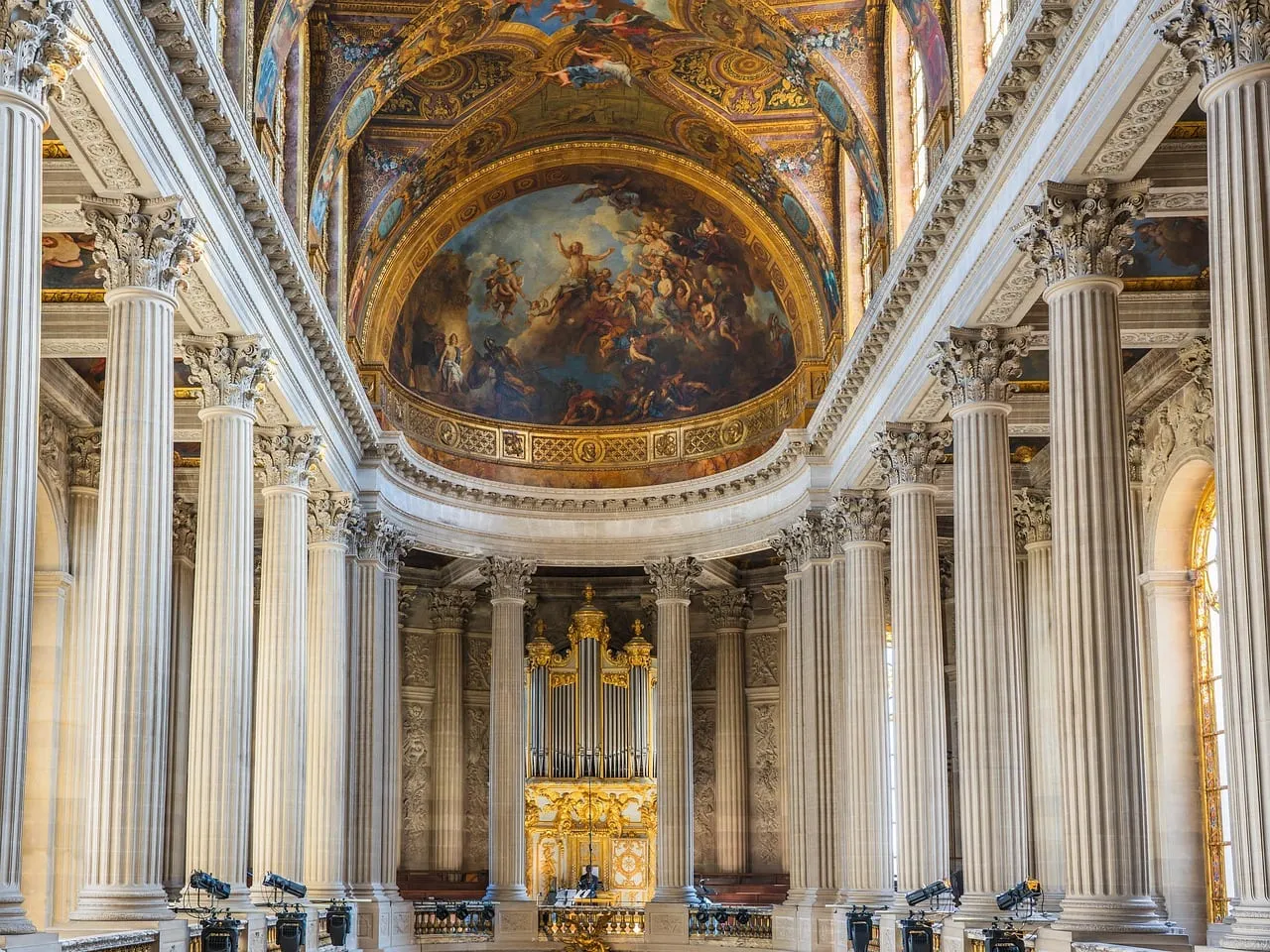 La Chapelle royale, avec ses colonnes blanches et son plafond peint au-dessus de l’orgue