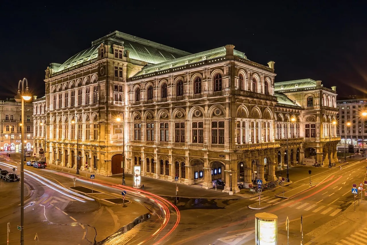 L’Opéra d’État de Vienne illuminé la nuit
